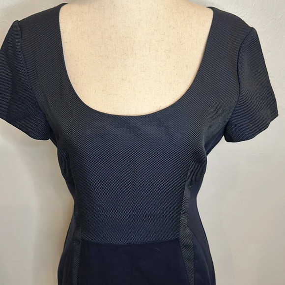 CLUB MONACO NAVY BLUE SHEETH DRESS BACK ZIPPER TEXTURED SCOOP NECK  SIZE 6 - Picture 2 of 11